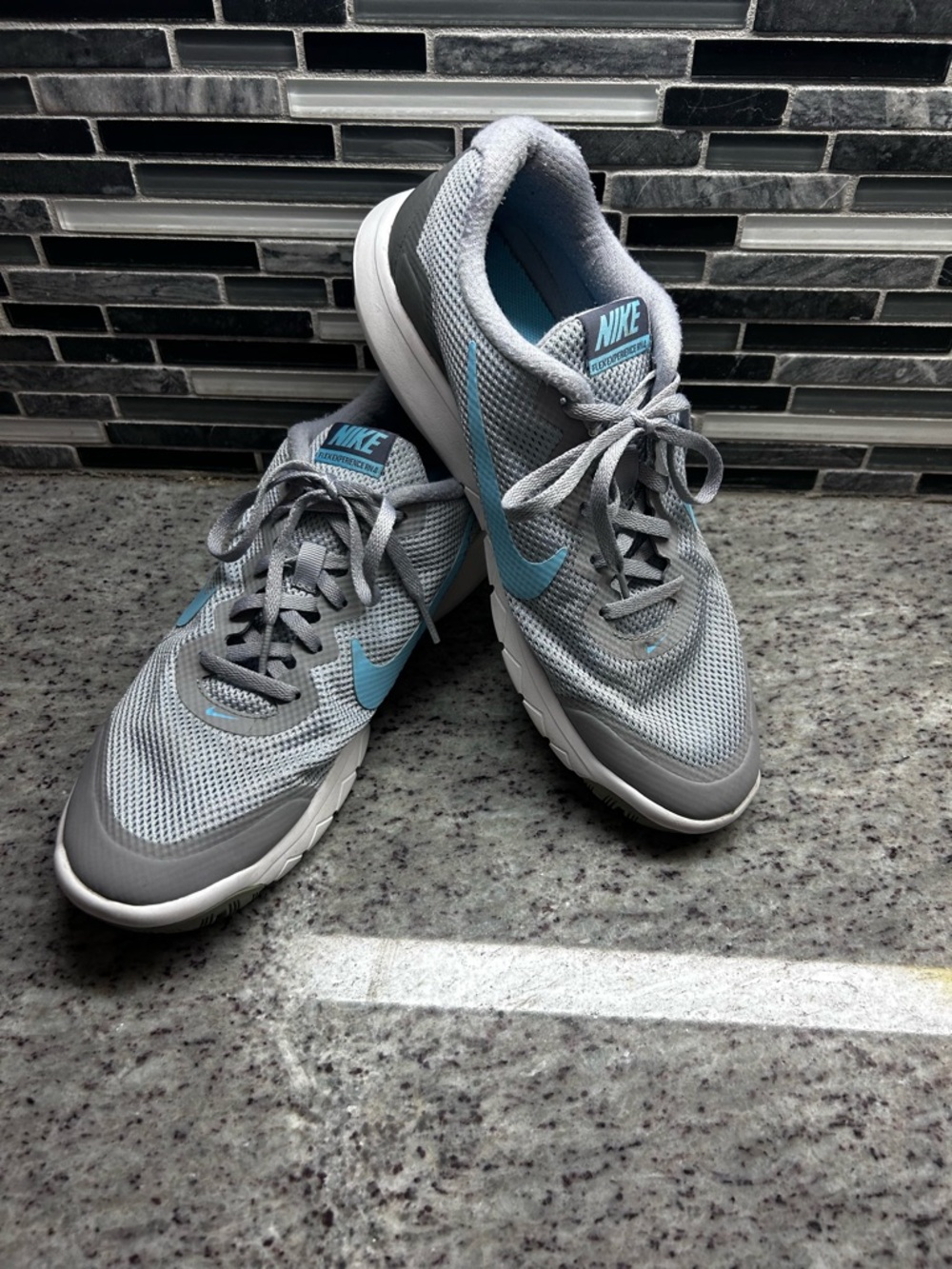 Nike Women's Flex Experience RN4 Gray Knit Running Shoes w/Teal accents size 11